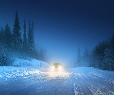 Śnieg, mgły i zawieje śnieżne. Ostrzeżenie dla kierowców