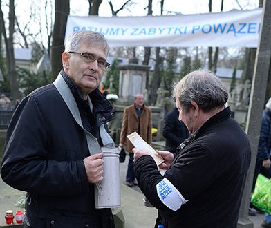 Stare Powązki: trwa kwesta na rzecz odnowy zabytkowych nagrobków