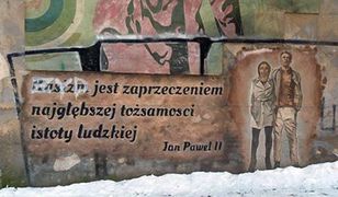 Antysemicki napis na muralu z papieżem w Białymstoku zasłonięty