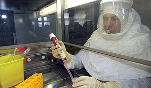 Członek ekipy medycznej zranił się skażoną igłą. WHO: pilny przypadek