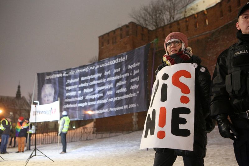 Pikieta ruchu Obywatele RP i przeciwników PiS przed Wzgórzem Wawelskim.