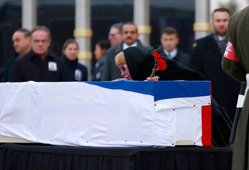 Maria Karłow przy trumnie z ciałem męża.