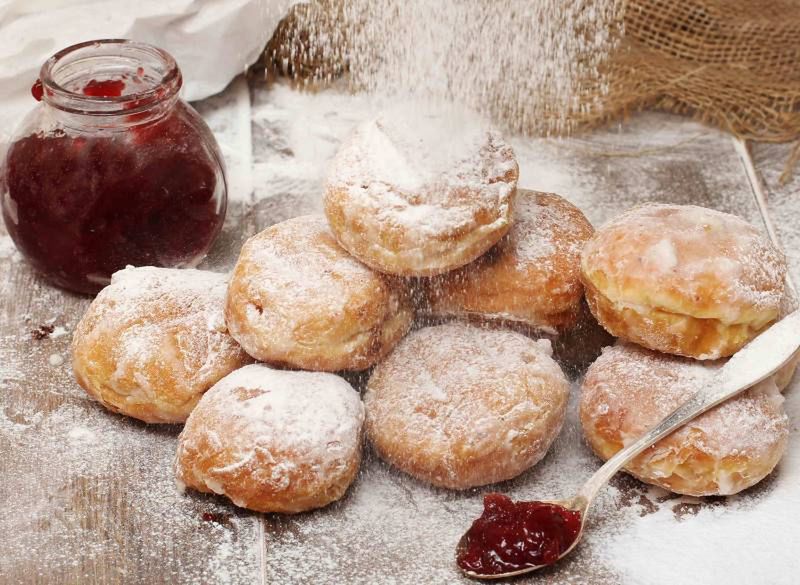 W tłusty czwartek pączki zróbmy sami