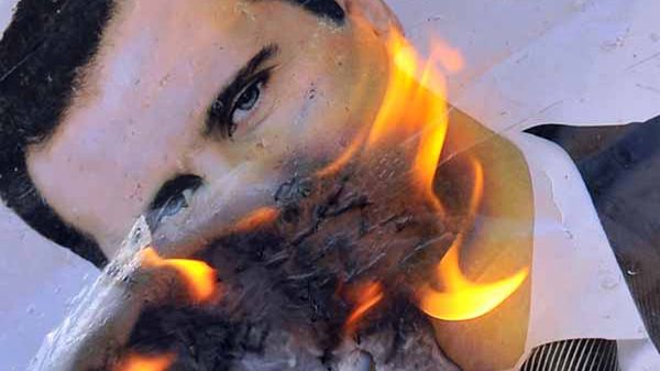 Płonący plakat Baszara Al-Asada