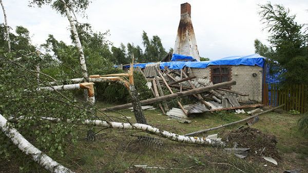 Zniszczony dom we wsi Sara Rzeka po przejściu trąby powietrznej