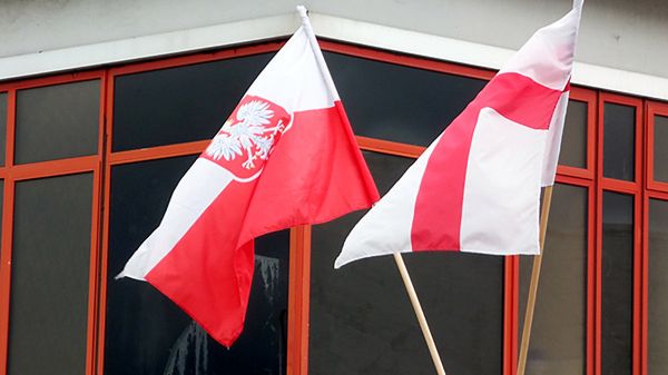 Barwy polskie i angielskie wcale się nie różnią. Języki bardzo, ale Polacy urodzenie na Wyspach nie mają z tym problemu.