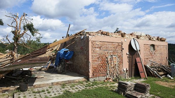 Sprzątanie gospodarstw we wsi Stara Rzeka zniszczonych dwa dni temu przez nawałnicę