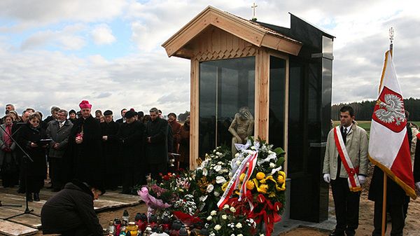 Kapliczka przy drodze, upamiętniająca ofiary wypadku w Jeżewie