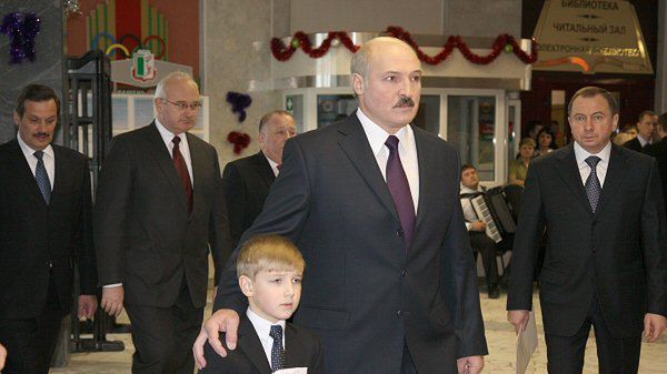 Aleksander Łukaszenka z synem Kolą w 2010 r.