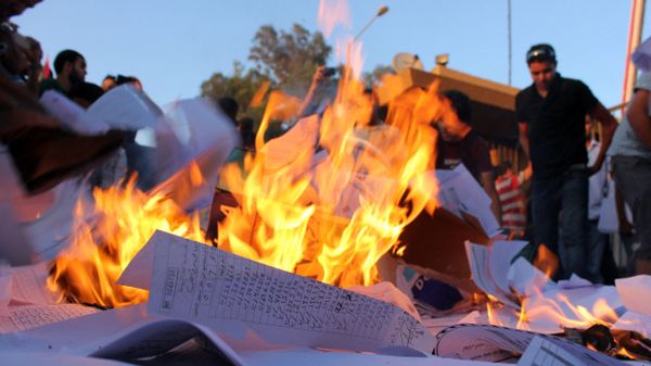 Protestujący podpalili listy wyborcze