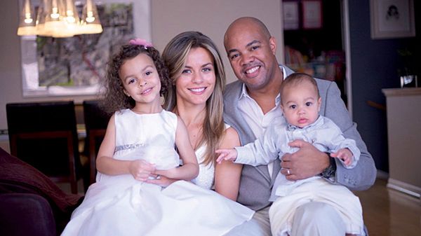 Monika Dixon z dziećmi i mężem