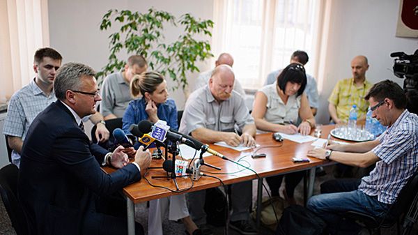 Aleksander Grad podczas konferencji prasowej w biurze poselskim w Tarnowie