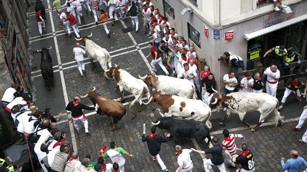 Gonitwa z bykami po ulicach Pampeluny