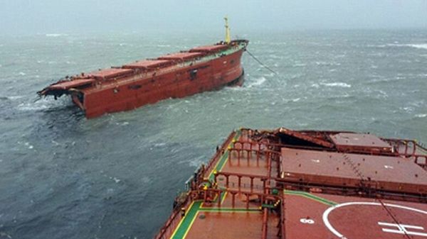 77-tonowy masowiec złamany przez tajfun