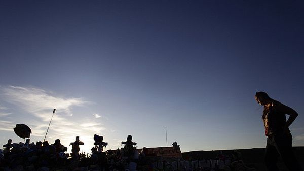 Kobieta przy pomniku poświęconym ofiarom strzelaniny w Aurorze