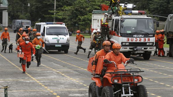 Ratownicy z Filipin przygotowują się na nadejście trzęsienia ziemi