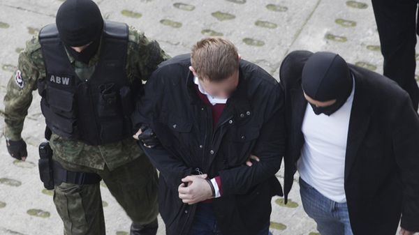 Marcin P. w towarzystwie funkcjonariuszy ABW