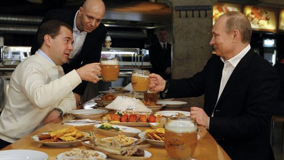 Dmitrij Miedwiediew i Władimir Putin