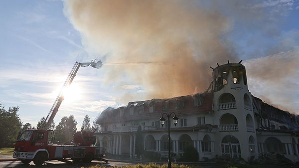 Strażacy walczą z pożarem hotelu "Pałac Baron" w podwarszawskim Nadarzynie