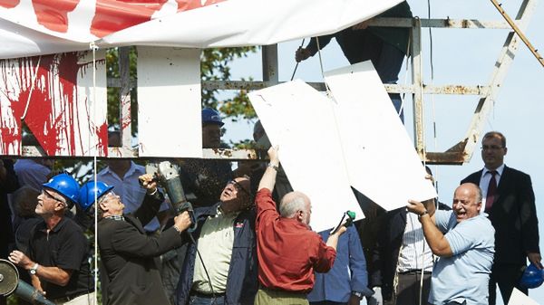Członkowie Komisji Krajowej NSZZ "Solidarność" ze stoczniowcami odcinają nazwę "Lenina" znad historycznej bramy nr. 2 Stoczni Gdańskiej