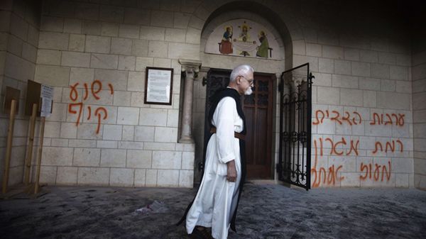 Zbezczeszczony klasztor - po lewej napis po hebrajsku "Jezus jest małpą"