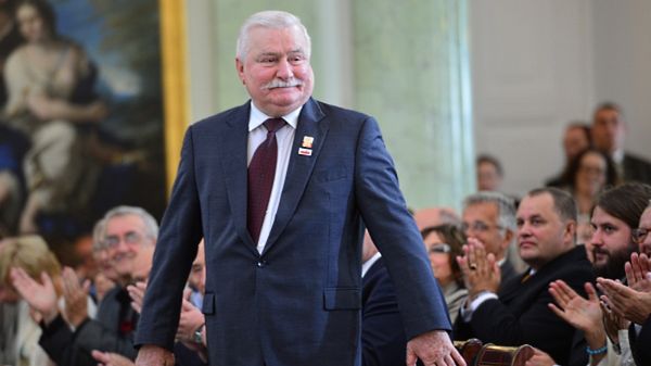 Były prezydent Lech Wałęsa podczas uroczystości w Pałacu Prezydenckim z okazji 32. rocznicy podpisania Porozumień Sierpniowych