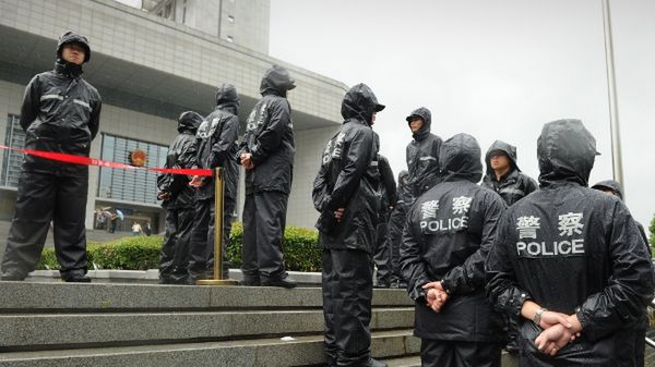 Policja pilnuje wejścia do sądu, gdzie rozpoczął się proces Gu Kailai