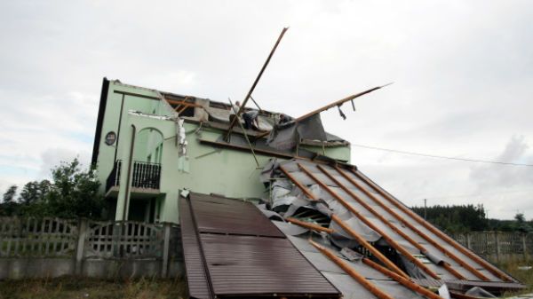 Nawałnica uszkodziła wiele budynków i gospodarstw