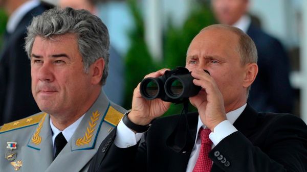 Władimir Putin i dowódca sił powietrznych FR gen. mjr Wiktor Bondarew