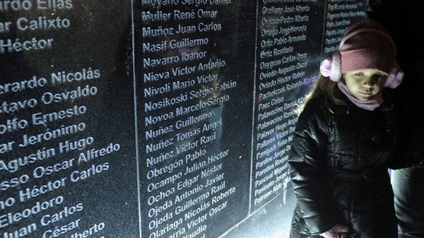 Tablica upamiętniająca poległych w konflikcie żołnierzy