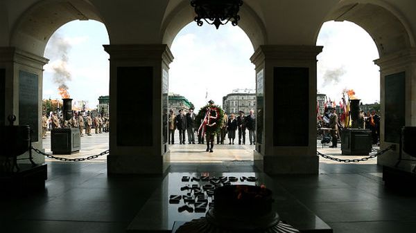 Uroczysta zmiana posterunku honorowego przed Grobem Nieznanego Żołnierza w Warszawie, podczas obchodów 68. rocznicy wybuchu Powstania Warszawskiego