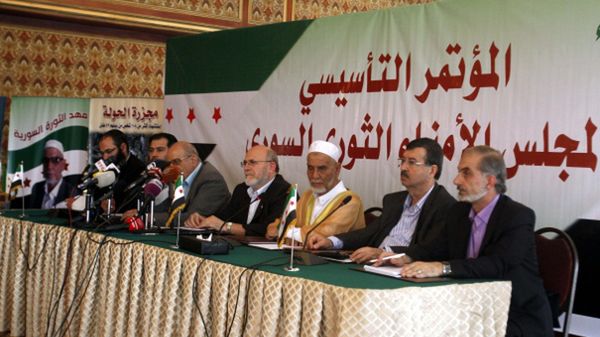 Grupa syryjskich opozycjonistów podczas konferencji w Kairze