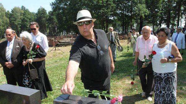 Byli więźniowie Sinti i Romowie oraz ich rodziny składają kwiaty przy V krematorium podczas uroczystości rocznicy likwidacji obozu cygańskiego