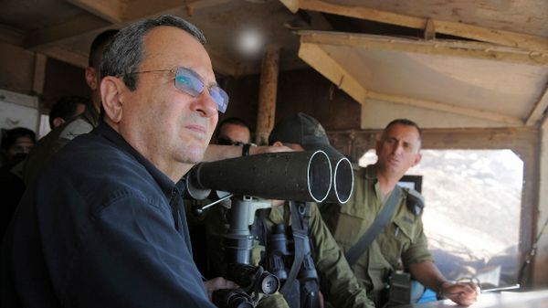 Ehud Barak podczas wizyty w punkcie wojskowym na Wzgórzach Golan