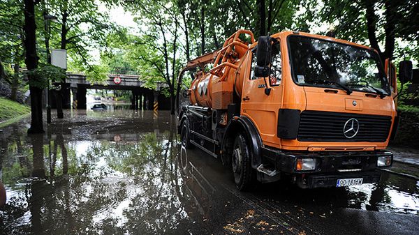 Zatopiony samochód na ul. Piastowskiej w Gdańsku