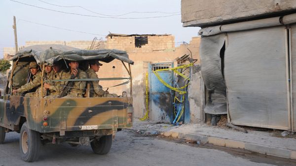 Tureccy żołnierze przejeżdżają przez Akcakale