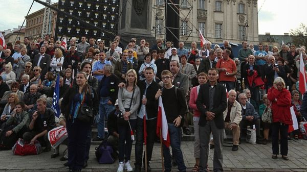 Uczestnicy marszu "Obudź się Polsko" na placu Zamkowym w Warszawie