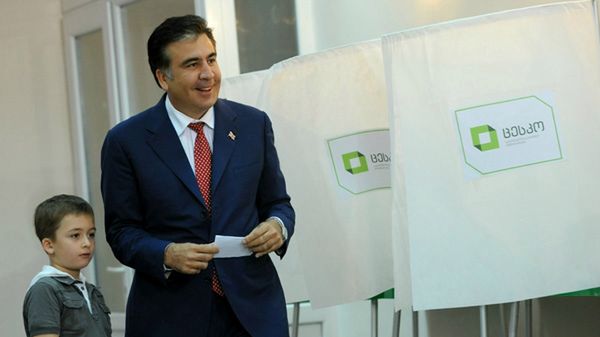 Prezydent Gruzji Micheil Saakaszwili w lokalu wyborczym