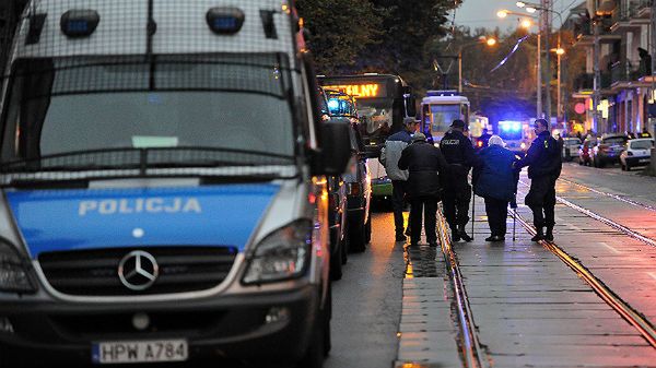 Policja ewakuuje mieszkańców trzech budynków