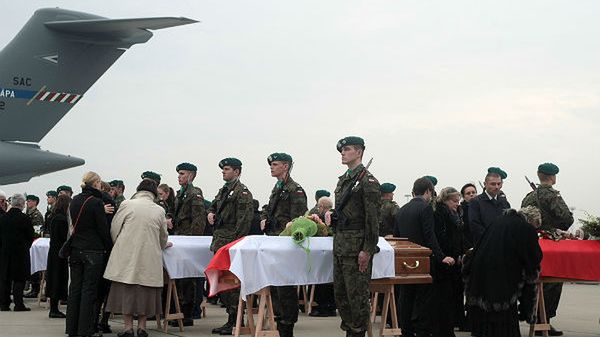 Rodziny przy trumnach z ciałami ofiar katastrofy w Smoleńsku na lotnisku wojskowym Okęcie (zdj. arch.)