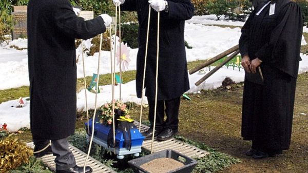 Pogrzeb jednego z zabitych noworodków