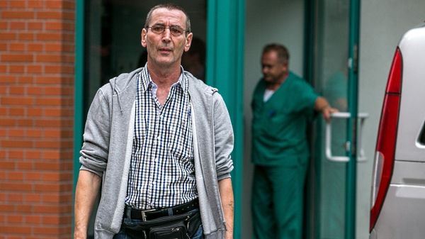 Janusz Walentynowicz przed Zakładem Medycyny Sądowej Akademii Medycznej we Wrocławiu