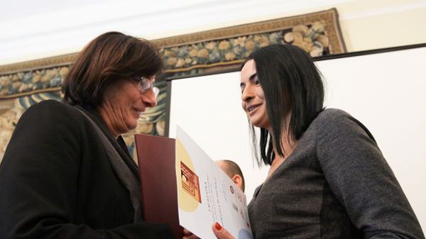 Wyróżniona nagrodą im. Ireny Sendlerowej Małgorzata Rusinowicz (z prawej) podczas odbierania nagrody