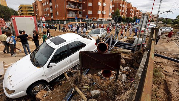 Mieszkańcy miejscowości Paterna obserwują zniszczenia