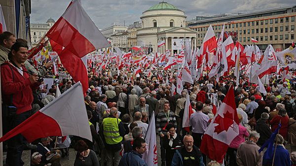 Uczestnicy marszu protestacyjnego "Obudź się Polsko" gromadzą się na placu Trzech Krzyży w Warszawie.