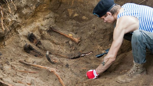 Ekshumacja szczątków żołnierzy radzieckich, którzy polegli w walkach o Kostrzyn nad Odrą w 1945 roku