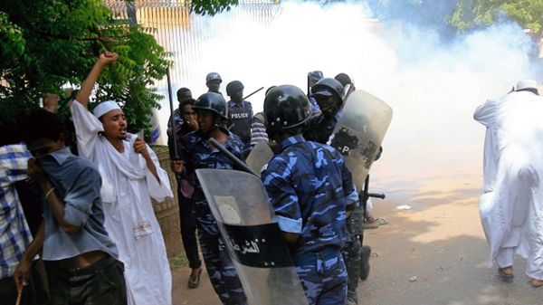 Policja rozpędza tłum w Chartumie gazem łzawiącym