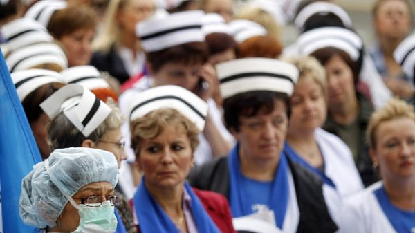 Pikieta pielęgniarek przed Śląskim Urzędem Wojewódzkim w Katowicach