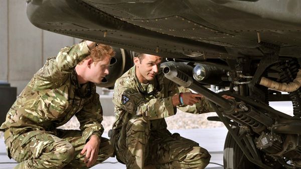 Po lewej książę Harry w bazie Camp Bastion