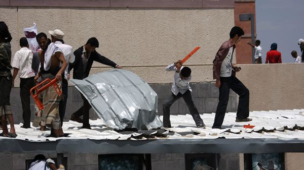 Jemeńczycy szturmujący ambasadę USA